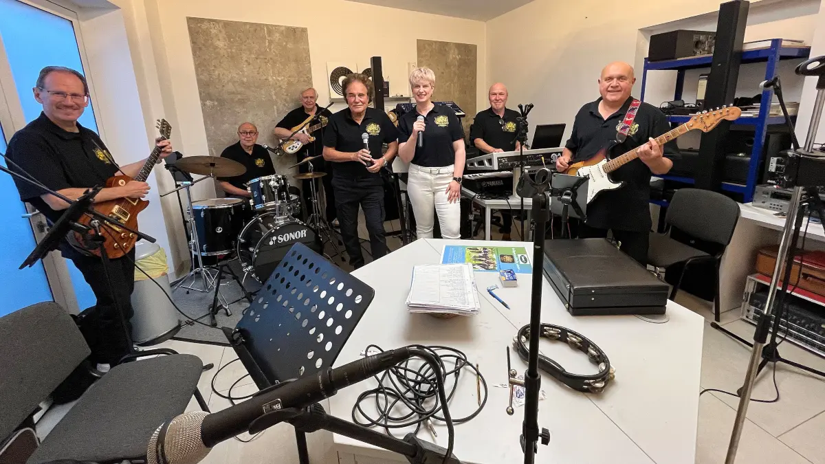 Die Golden Riders freuen sich auf ihren Premierenauftritt am Samstag, 25. Juli, im Biergarten des Hechiner Schützenhauses. Das Bild zeigt von links: Winfried Winter, Helmut Dreher, Werner Zink, Franz Glückler, Nicole Merkel, Werner Fink und Hans Jauch.