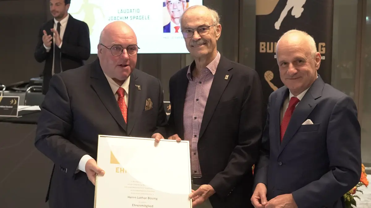 Lothar Bösing (Mitte) bei der Übergabe der Ehrenmitglieds-Urkunde durch DBB-Präsident Ingo Weiss (links) und Vizepräsident Joachim Spägele.