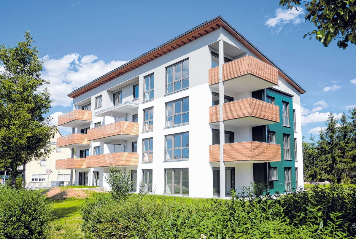 Die Balkonbrüstungen prägen durch ihre eleganten Holzverkleidungen das äußere Erscheinungsbild des Neubaus.