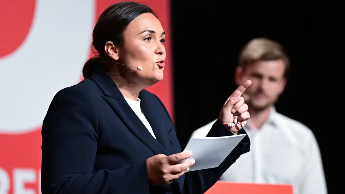 Landesparteitag der SPD Baden-Württemberg: 19.06.2026, Baden-Württemberg, Ulm: Isabel Cademartori spricht in der Donauhalle beim Landesparteitag der SPD Baden-Württemberg. Sie wird zur neuen Landesvorsitzenden als Doppelspitze mit Robin Mesarosch (r) gewählt. Im Mittelpunkt des zweitägigen Parteitags sollen die inhaltliche, strukturelle und personelle Neuausrichtung der Partei stehen sowie die Neuwahlen des gesamten Landesvorstands. Foto: Bernd Weißbrod/dpa +++ dpa-Bildfunk +++
