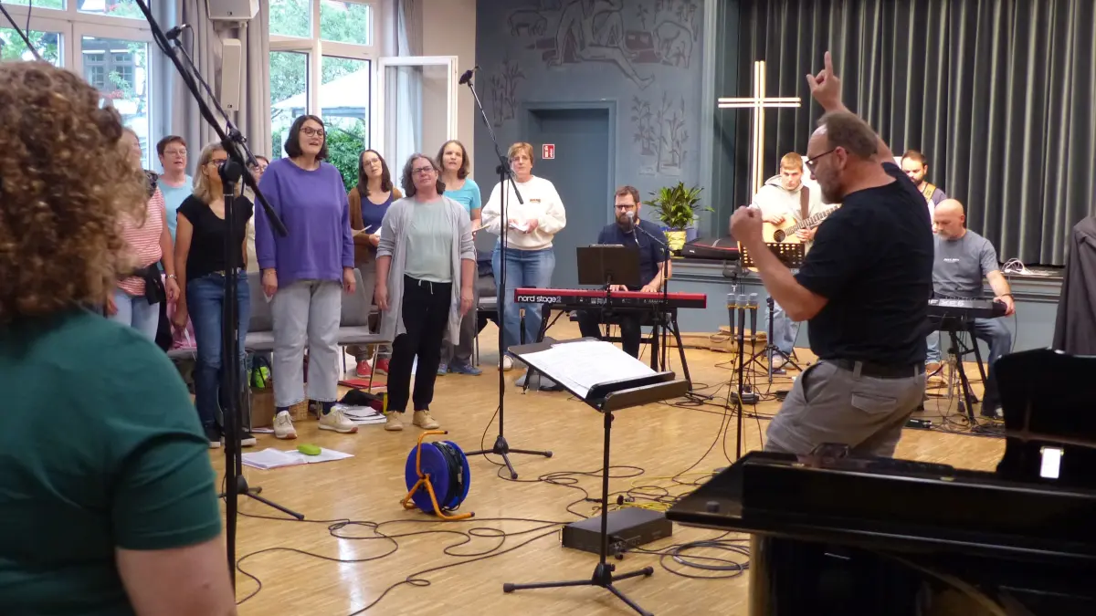 Der CVJM-Chor mit Band bei der Probe, diesmal geleitet von Markus Weible.