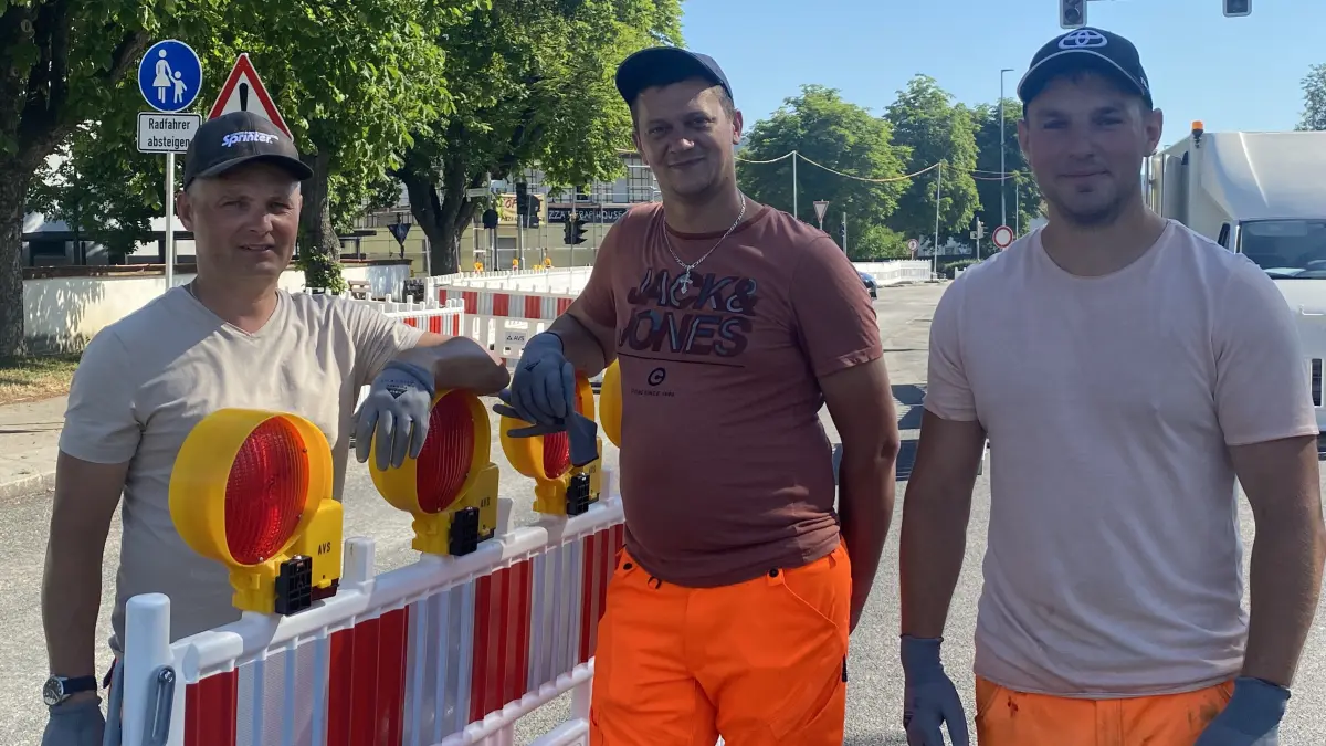 Drei von der Baustelle: Jurij, André und Willi bringen auf der B492 Markierungen an.