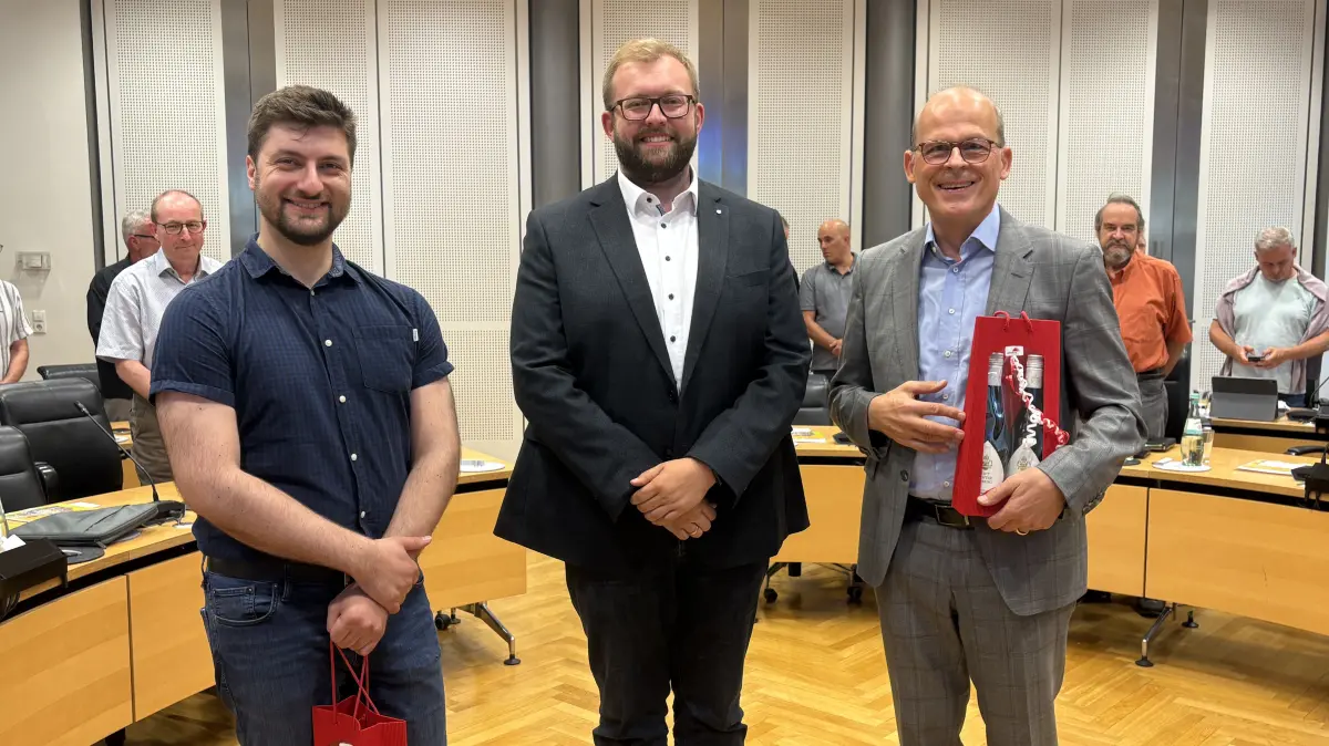Konstantino Katevas (links) und Hariolf Teufel (rechts) nach der Vereidigung als neue Stadträte durch den Göppinger Oberbürgermeister Alex Maier