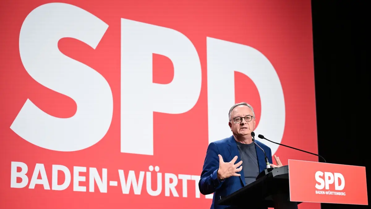 Landesparteitag der SPD Baden-Württemberg: 19.06.2026, Baden-Württemberg, Ulm: Andreas Stoch, der nach der Landtagswahl zurückgetretene Landesvorsitzende der SPD Baden-Württemberg, spricht beim Landesparteitag in der Donauhalle. Im Mittelpunkt des zweitägigen Parteitags sollen die inhaltliche, strukturelle und personelle Neuausrichtung der Partei stehen sowie die Neuwahlen des gesamten Landesvorstands. Foto: Bernd Weißbrod/dpa +++ dpa-Bildfunk +++