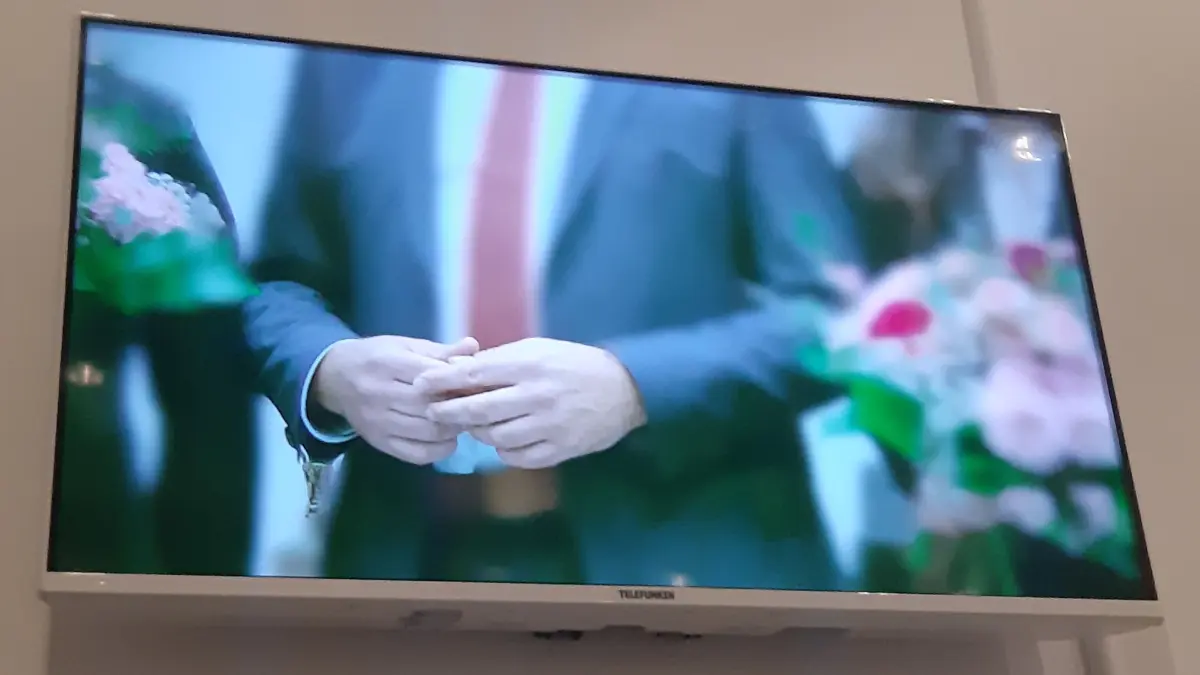 Stephan Neher zwischen Annette Schwieren (links) und Manuela Beck, Screenshot aus dem Sitzungssaal