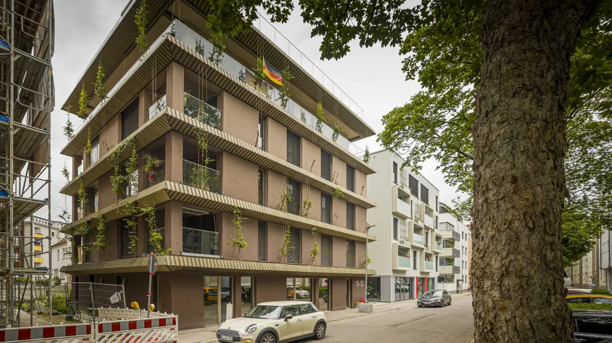 Fassadenbegrünung der Mehrgenerationen- und Nationenhäuser in der Wielandstraße: Statt aufwendiger Bewässerung wurde die Verantwortung dafür in die Hände der Bewohner übergeben