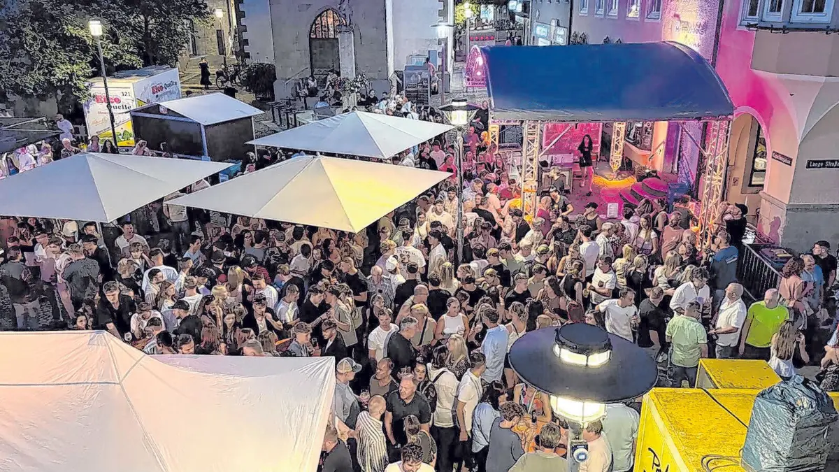 Das Konzept kommt an: Die Innenstadt wird zum großen Biergarten mit lokaler Gastronomie, Live-Musik und Festivalatmosphäre. Zwei Bühnen – die Syntegon-Band-Bühne und die Handwerker-DJ-Bühne – sorgen an allen drei Tagen parallel für Unterhaltung. ⇥Fotos: Veranstalter