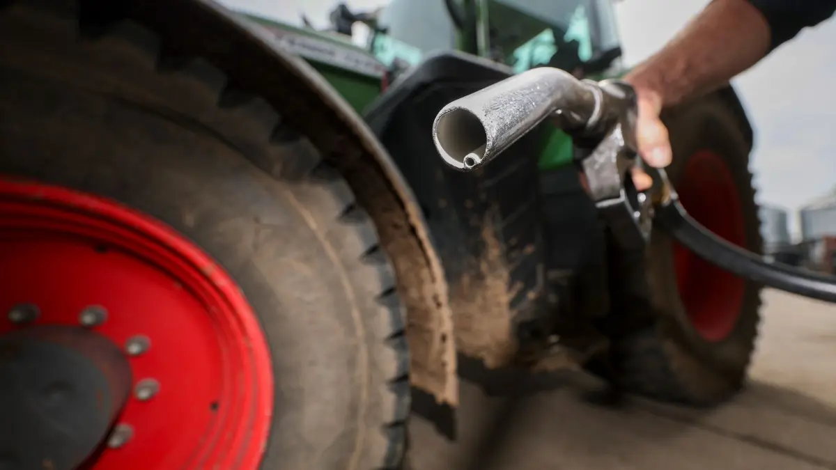 Bauern fordern Klarheit beim Agrardiesel: ARCHIV - 13.04.2026, Sachsen, Steinbach: Ein Mitarbeiter eines Landwirtschaftsbetriebes hält eine Zapfpistole zum Betanken eines Traktors mit Diesel in der Hand. (zu dpa: «Bauernverband will Tankrabatt für Diesel bis in den Herbst») Foto: Jan Woitas/dpa +++ dpa-Bildfunk +++