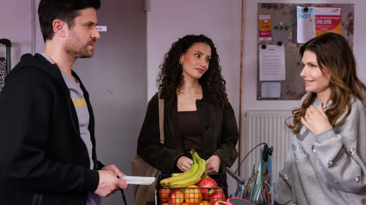Naomi (Nadine Menz, m.) sucht nach dem Streit mit Alexander Rat bei Paco (Milos Vukovic, l.). Rechts Britta (Tabea Heynig, Bild aus Folge 7891)