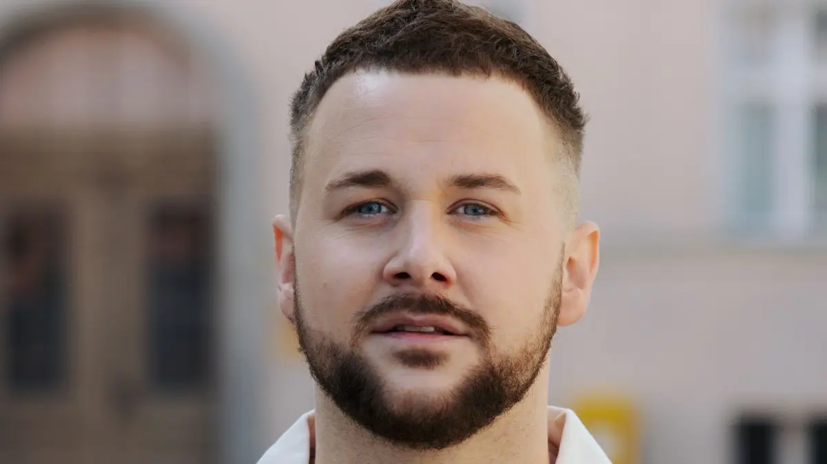 Jonas (Felix van Deventer) muss sich auf eine schlechte Nachricht einstellen.