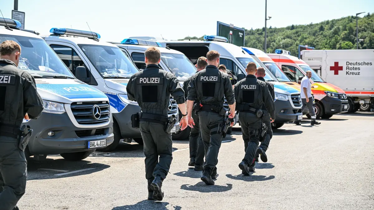 Säugling in Renningen vermisst: 19.06.2026, Baden-Württemberg, Renningen: Einsatzkräfte sind bei der Suche nach einem vermissten Kleinkind im Einsatz. Foto: Jason Tschepljakow/dpa +++ dpa-Bildfunk +++