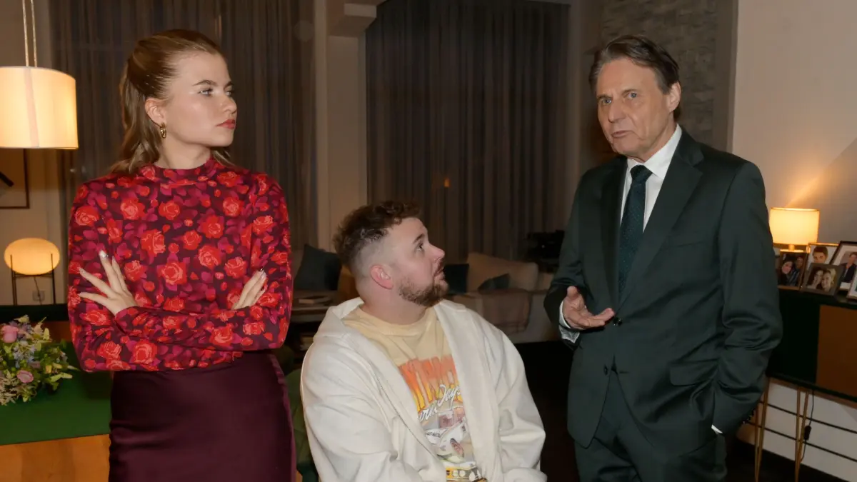 Johanna (Charlott Reschke) und Jonas (Felix van Deventer, M.) versuchen Gerner (Wolfgang Bahro) vom Verbleib des Jugendklubs zu überzeugen.