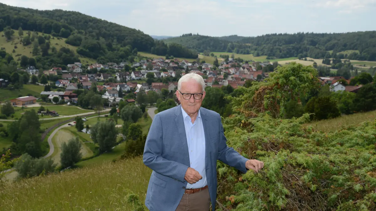 Gomadingens Bürgermeister Klemens Betz auf dem Schömberg, einem seiner Lieblingsorte. Im Hintergrund ist die Lautertalgemeinde zu sehen.