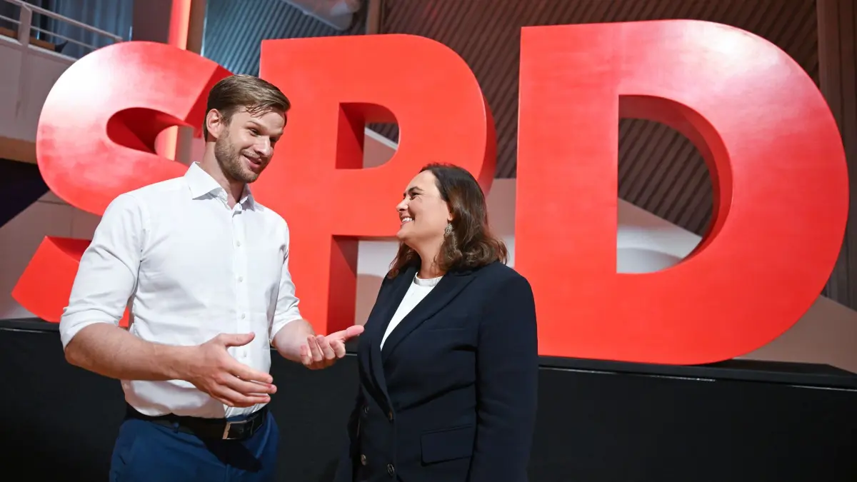 Landesparteitag der SPD Baden-Württemberg: 19.06.2026, Baden-Württemberg, Ulm: Das junge Duo aus Robin Mesarosch (l) und Isabel Cademartori (r) steht in der Donauhalle vor dem Beginn eines Landesparteitags der SPD Baden-Württemberg vor einem Parteilogo. Die beiden sollen zu den neuen Landesvorsitzenden gewählt werden. Im Mittelpunkt des zweitägigen Parteitags sollen die inhaltliche, strukturelle und personelle Neuausrichtung der Partei stehen sowie die Neuwahlen des gesamten Landesvorstands. Foto: Bernd Weißbrod/dpa +++ dpa-Bildfunk +++