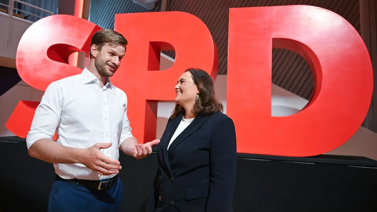 Landesparteitag der SPD Baden-Württemberg: 19.06.2026, Baden-Württemberg, Ulm: Das junge Duo aus Robin Mesarosch (l) und Isabel Cademartori (r) steht in der Donauhalle vor dem Beginn eines Landesparteitags der SPD Baden-Württemberg vor einem Parteilogo. Die beiden sollen zu den neuen Landesvorsitzenden gewählt werden. Im Mittelpunkt des zweitägigen Parteitags sollen die inhaltliche, strukturelle und personelle Neuausrichtung der Partei stehen sowie die Neuwahlen des gesamten Landesvorstands. Foto: Bernd Weißbrod/dpa +++ dpa-Bildfunk +++