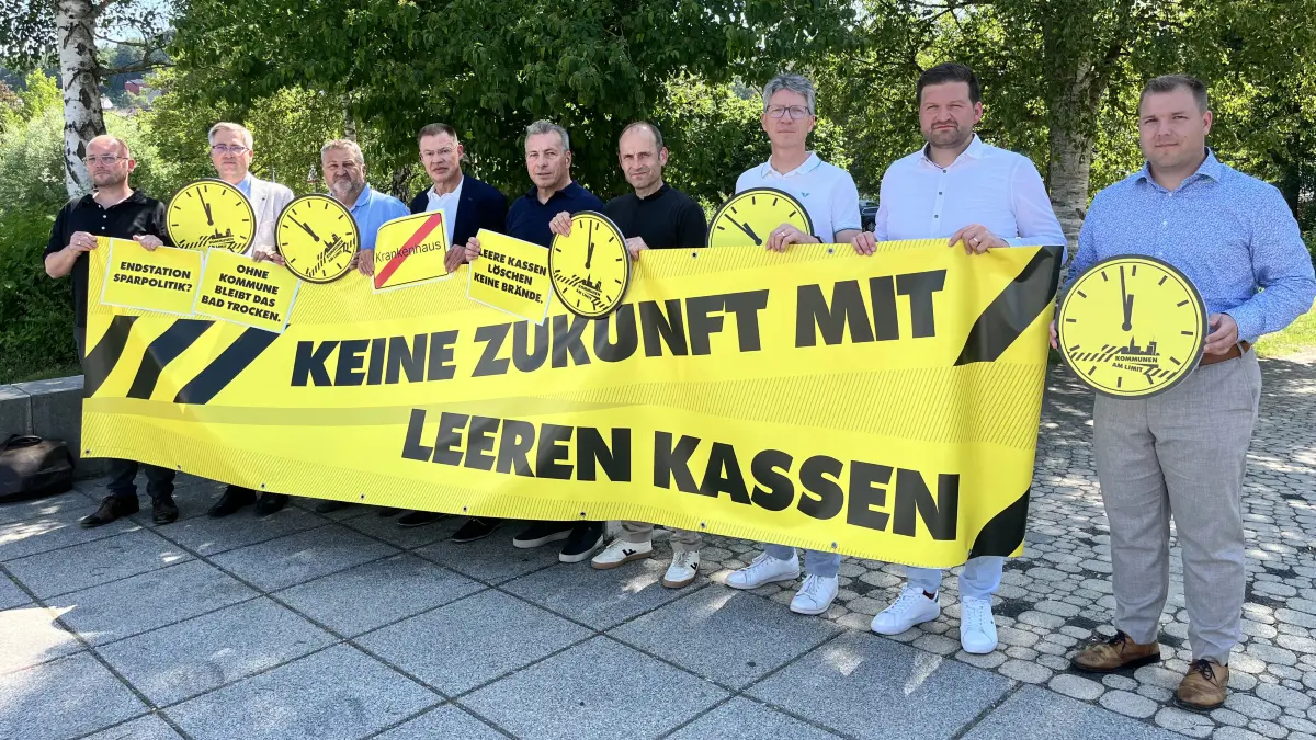 Im Protest vereint: Landrat Heiner Scheffold (vierter von links) und die Bürgermeister Tobias Dürr (Neenstetten), Konrad Menz (Blaustein), Christoph Jung (Nellingen), Andreas Haas (Beimerstetten), Michael Knoll (Schnürpflingen), Rainer Braig (Dornstadt), Daniel Roth (Hüttisheim) und Thomas Schelkle (Munderkingen).