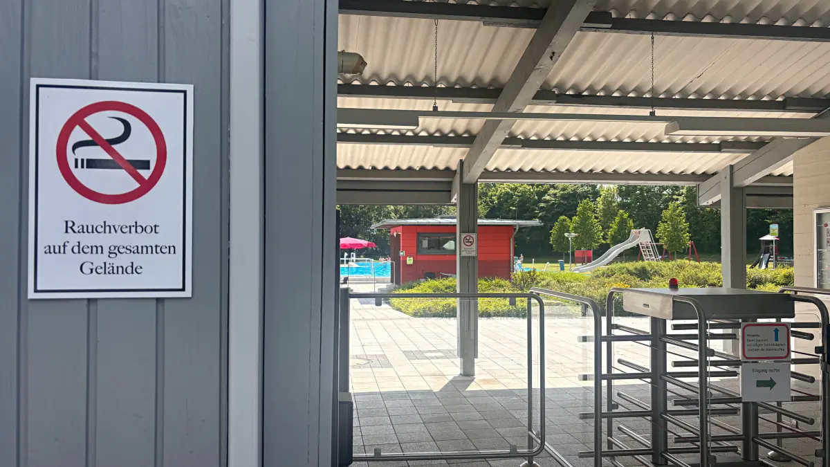 Am Eingang des Freibads Satteldorf weist ein Schild bereits auf das geltende Rauchverbot hin.