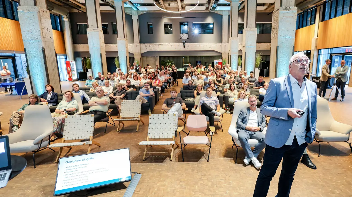 Erstes Praxis Symposium Orthopädie Chirurgie Hall Hohenlohe in der Fassfabrik - Praxis von Dr. Elmar Podsiadlik-Schilling. Er spricht über Möglichkeiten und Grenzen der Fußchirurgie