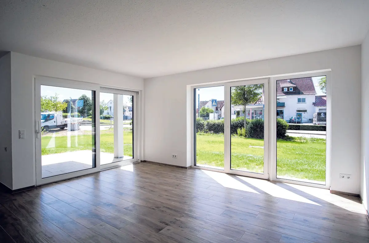 KRAMS Immobilien hat großen Wert auf eine niveauvolle Ausstattung der Räume gelegt. So lassen große, bodentiefe Fenster viel Licht herein. Im Bild rechts: Ein herrlicher Blick ins Blaue von einem Balkon aus. ⇥Fotos: Ulrich Rippmann