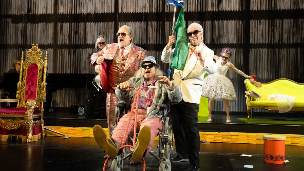 Sie es lassen es noch einmal krachen, die Senioren des Theaters Ulm: Markus Hottgenroth, Gunther Nickles und Stephans Clemens. Im Hintergrund Anne Simmering und tanzend Christel Mayr.