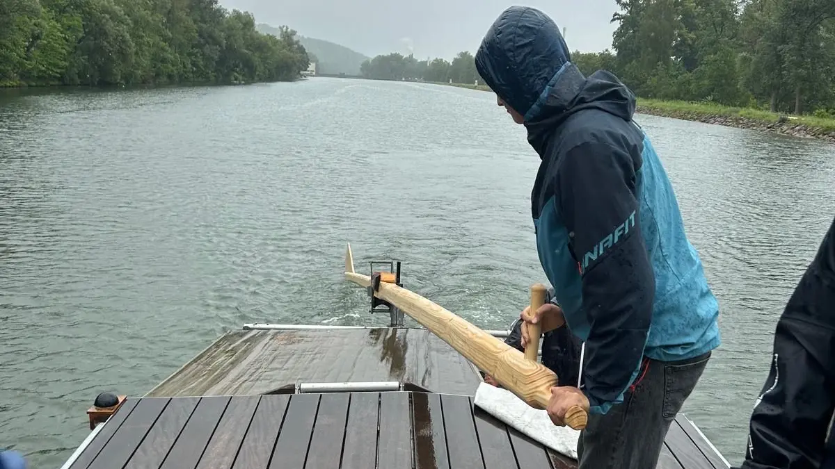 Neu-Ulmer Schüler testen den neuen Ruderbalken der Ulmer Schachtel.