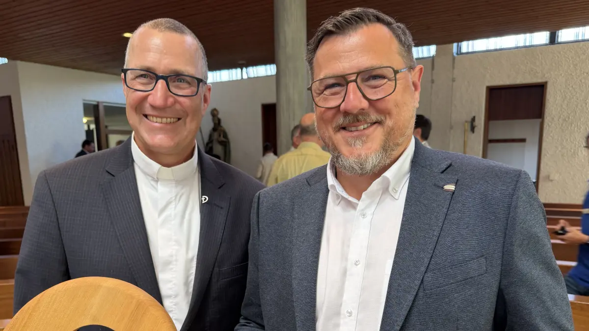 Den Schlüssel für das St. Konradihaus bekommen. Markus Spiegl (rechts), der neue Direktor und Vorstand der Stiftung St. Konradihaus, mit dem Aufsichtsratsvorsitzenden, Diakon Dr. Hubert Liebhardt.