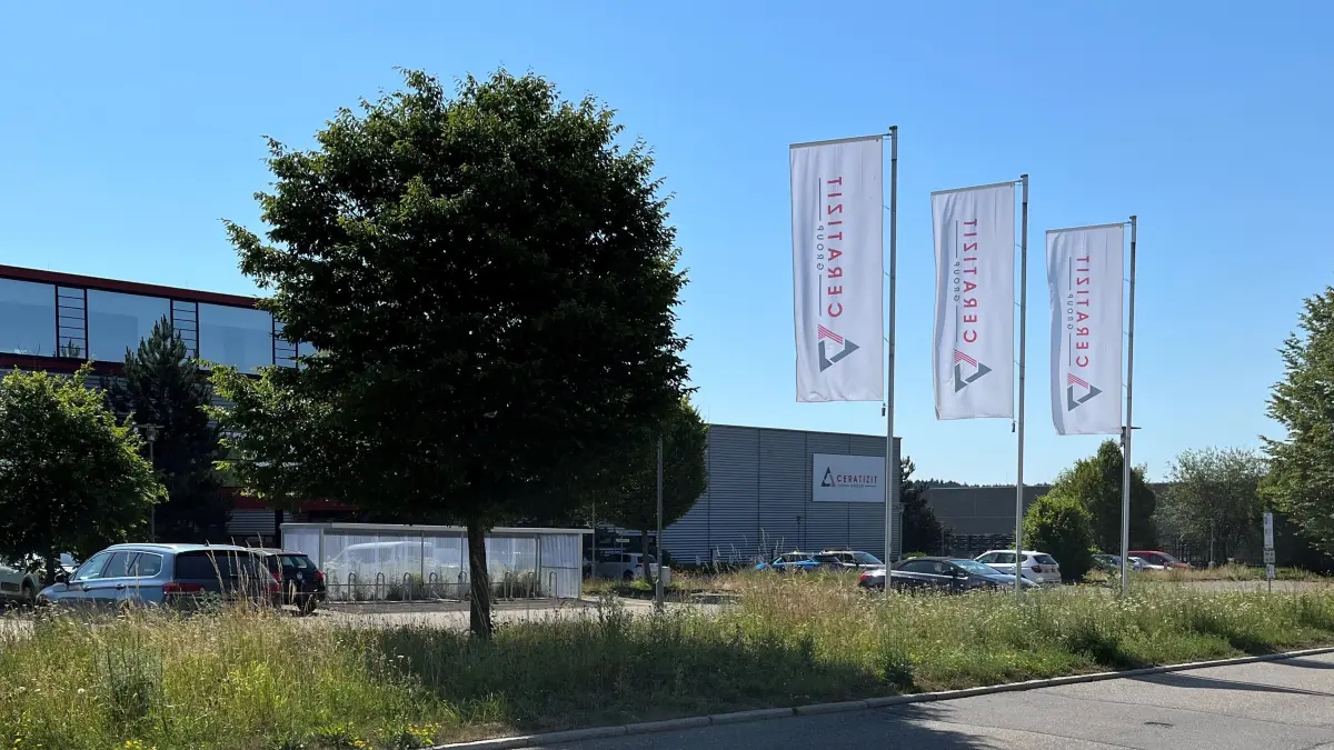 Bei Ceratizit in Empfingen gehen zum Monatsende die Lichter aus. Auf dem Parkplatz ist es bereits jetzt recht überschaubar.