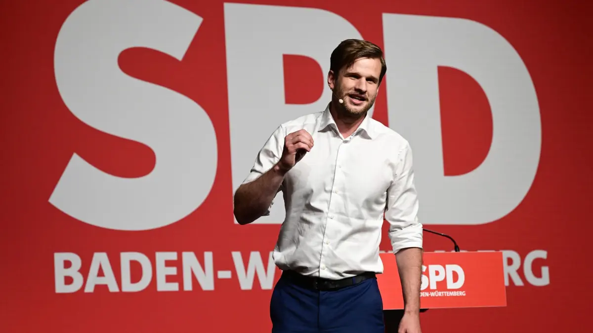 Landesparteitag der SPD Baden-Württemberg: 19.06.2026, Baden-Württemberg, Ulm: Robin Mesarosch spricht in der Donauhalle beim Landesparteitag der SPD Baden-Württemberg. Er wird zum neuen Landesvorsitzenden als Doppelspitze mit I. Cademartori gewählt. Im Mittelpunkt des zweitägigen Parteitags sollen die inhaltliche, strukturelle und personelle Neuausrichtung der Partei stehen sowie die Neuwahlen des gesamten Landesvorstands. Foto: Bernd Weißbrod/dpa +++ dpa-Bildfunk +++