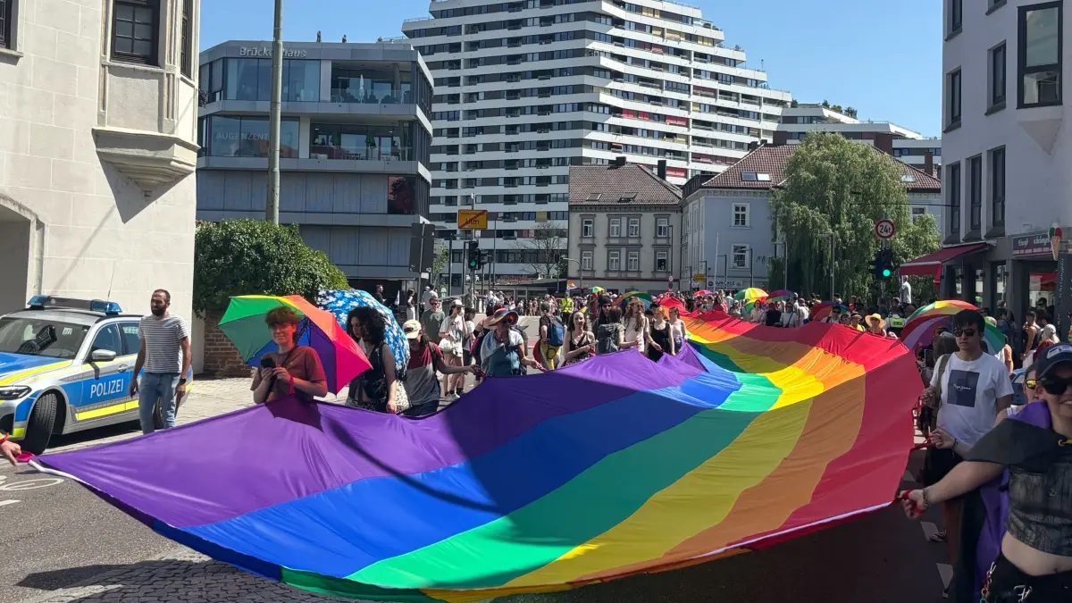 Die Flagge ist auf dem Weg Richtung Münsterplatz.