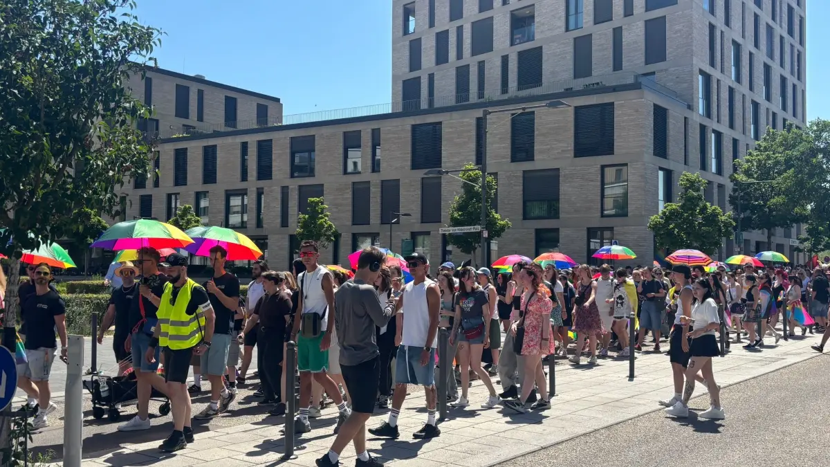 Regenbogen-Regenschirme sind heute bei gut über 30 Graf sehr praktisch als Regenbogen-Sonnenschirme.