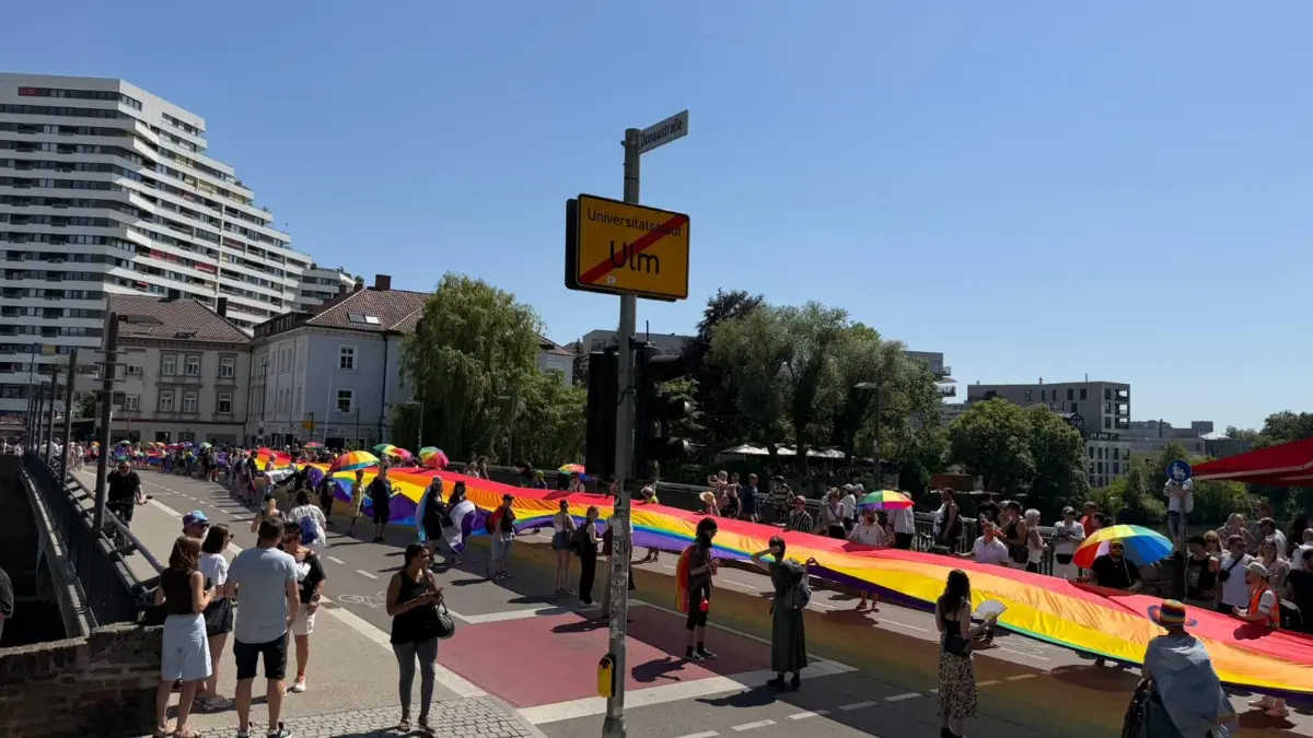 Der Umzug geht über die Herdbrücke. Das Motto lautet ja auch: "Von Ufer zur Ufer - Wir halten zusammen."