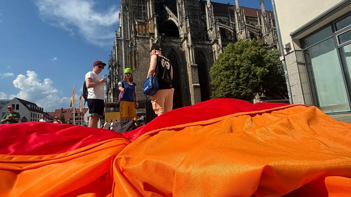 Die lange Regenbogenflagge wird aufgeräumt.