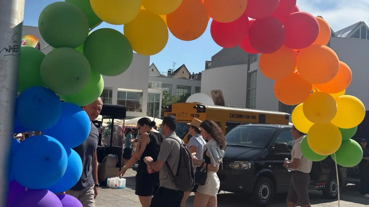 Und ein Bogen aus bunten Luftballons steht bereit.