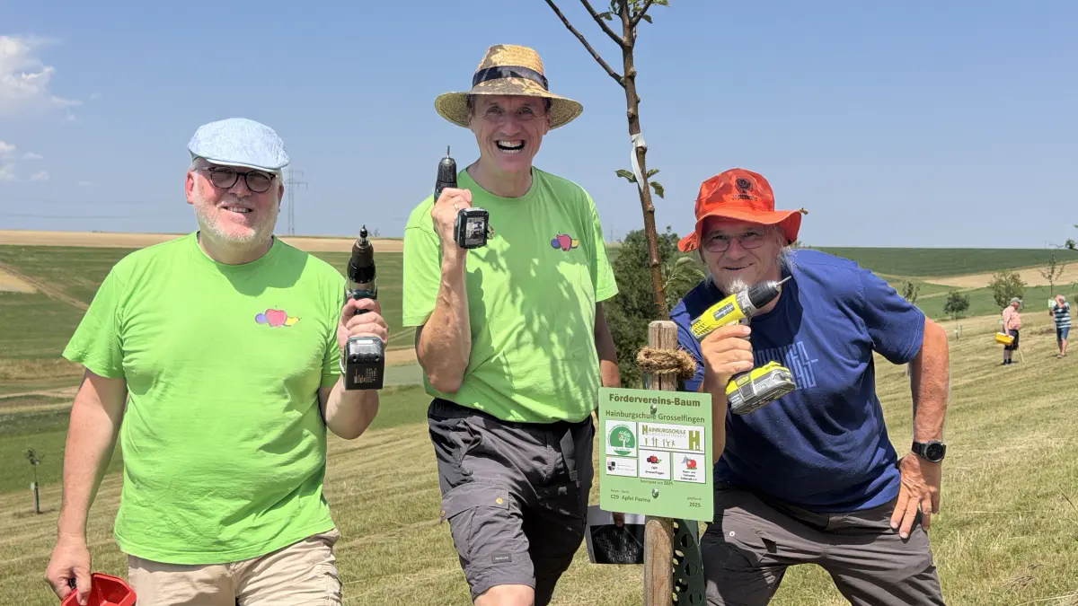 Wie immer mit dabei: Auch Thomas Schöller (von links), Christian Müller und Thomas Gross haben Schilder an die Obstbäume auf dem Bisingen Berg montiert.