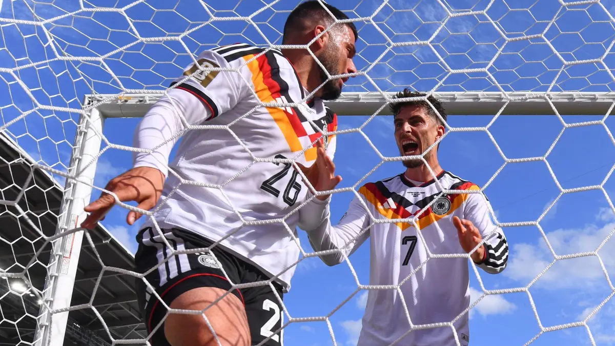 WM 2026 - Deutschland - Elfenbeinküste: 20.06.2026, Kanada, Toronto: Fußball, Männer, WM 2026, Deutschland - Elfenbeinküste, Vorrunde, Gruppe E, Spieltag 2, Toronto-Stadion, Deniz Undav (Deutschland) bejubelt sein Tor zum 1:1 mit Kai Havertz (Deutschland). ACHTUNG: Gemäß den Auflagen der FIFA dürfen die Bilder ausschließlich zur redaktionellen Verwendung genutzt werden. Eine kommerzielle Nutzung ist ausgeschlossen. Zudem dürfen keine videoähnlichen Sequenzen erstellt werden, und es dürfen keine Veränderungen weder im Vordergrund noch im Hintergrund am Bild vorgenommen werden. Foto: Tom Weller/dpa +++ dpa-Bildfunk +++