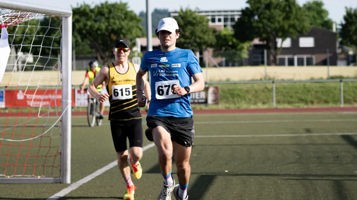 : die Sieger des 32. Spitzberglaufes 2026, vorne rechts, der Erstplazierte Valentin Steib, (Post SV Tuebingen, #615) direkt dahinter folgt Tomi Tomych, LAV Stadtwerke Tuebingen,*676)
32. Spitzberglauf, TSV Hirschau, 2026, 21.06.2026,
Eibner-Pressefoto/Andreas Ulmer