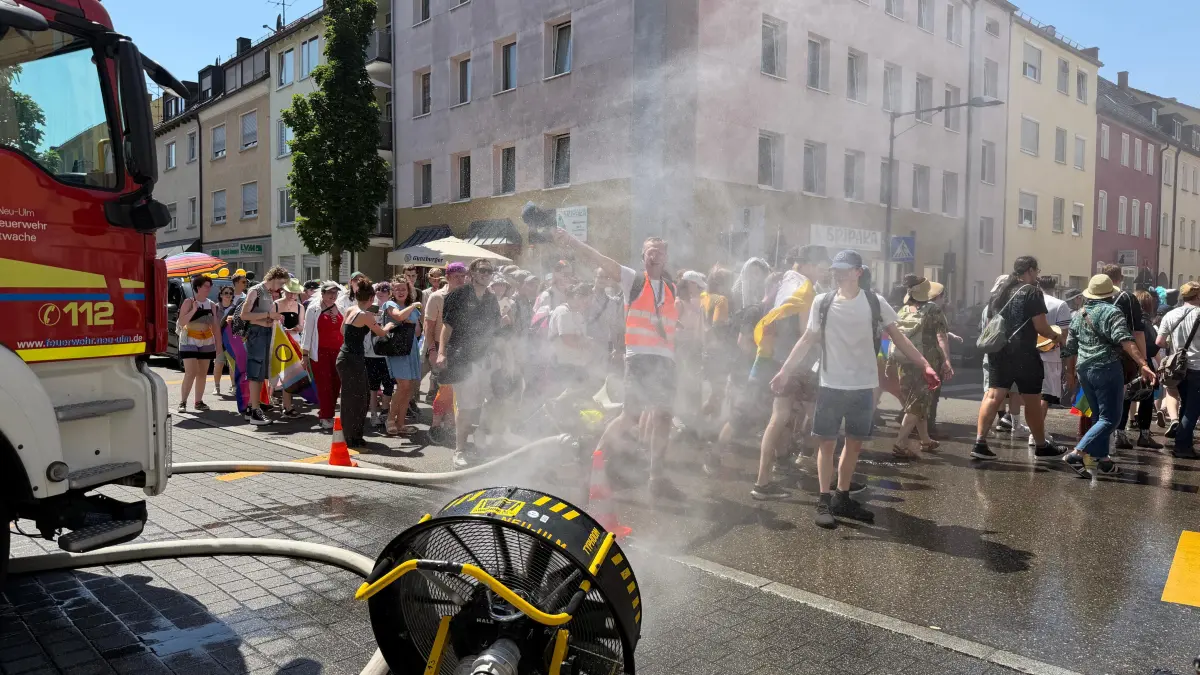 Die Wasserstelle der Feuerwehr Neu-Ulm in der Maximilianstraße ist der Hit.