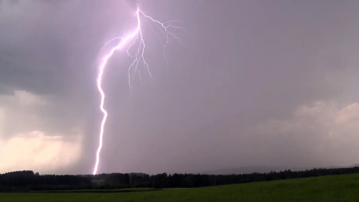 Unwetter: ARCHIV - 01.08.2020, Baden-Württemberg, Kißlegg: Ein Blitz erhellt den Himmel (Standbild aus einem Video). (zu dpa: «Neun Menschen bei Blitzeinschlag auf Sportfest verletzt») Foto: Bernd März/dpa +++ dpa-Bildfunk +++