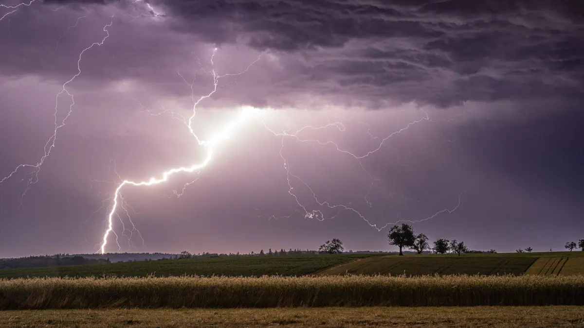 Gewitter in Baden-Württemberg: 19.06.2026, Baden-Württemberg, Pforzheim: Ein Blitz zuckt bei einem Sommergewitter in der Nacht über den Himmel. Der Deutsche Wetterdienst (DWD) rechnete für Samstag mit weiteren Gewittern. Von den Mittelgebirgen bis zu den Küsten könnten sie gebietsweise kräftig ausfallen. Foto: Alexander Wolff/onw-images/dpa +++ dpa-Bildfunk +++