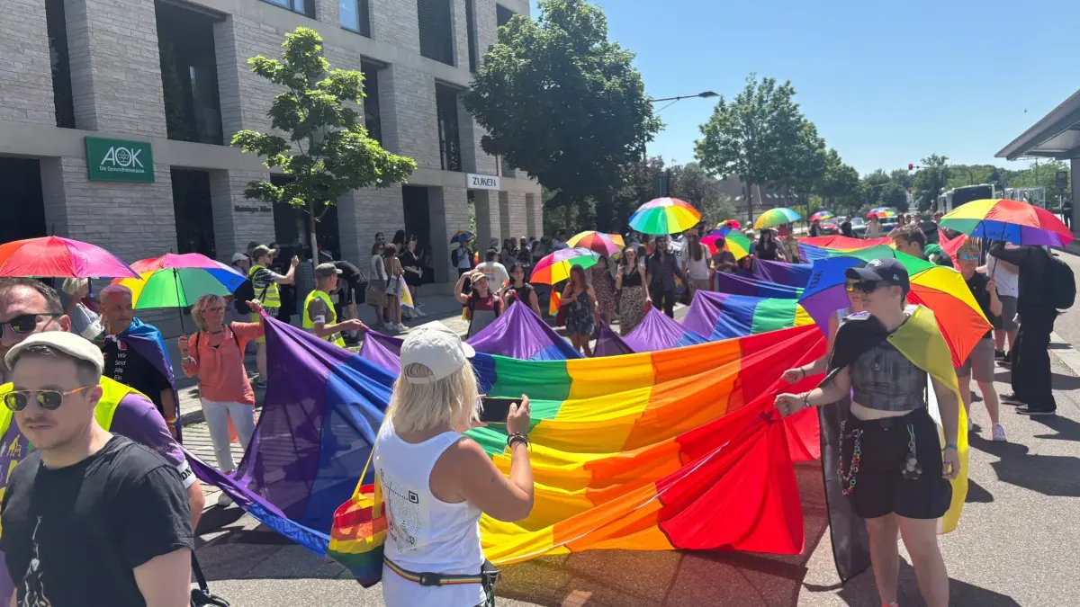 Hier kommt Deutschlands größte Regenbogenfahne: 100 m lang.