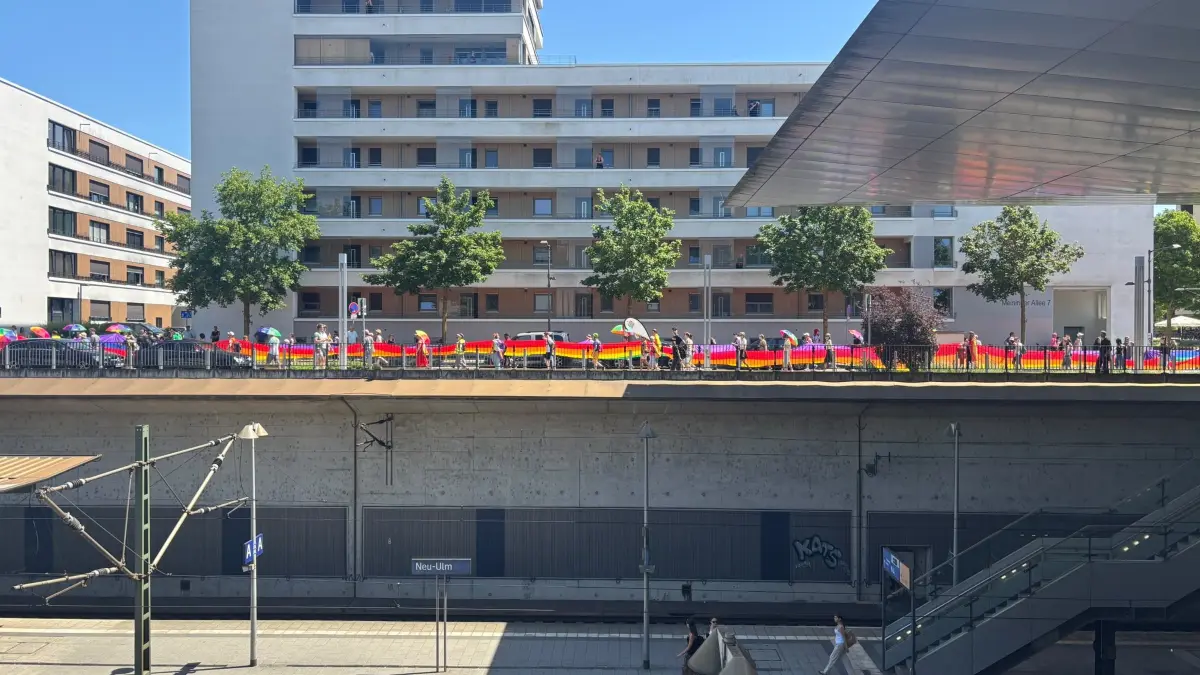 Die längste Fahne wird von Neu-Ulm nach Ulm getragen.