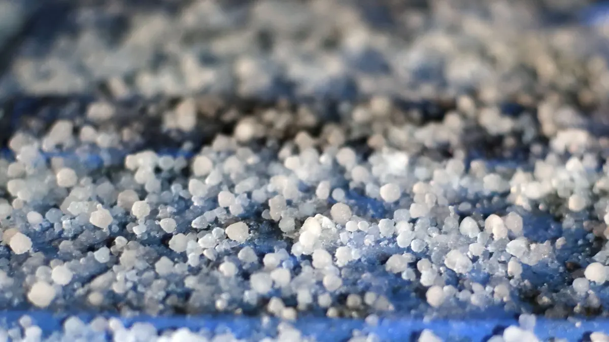 Graupelschauer im Frühling Ein kräftiger, kurzer Graupelschauer überrascht das Ruhrgebiet bei Dunkelheit mit einem Gewitter und hinterlässt die Graupelkörner auf Autos, Straßen und Wegen. Essen Nordrhein-Westfalen Deutschland *** Sleet showers in spring A heavy, short sleet shower surprises the Ruhr region in the dark with a thunderstorm, leaving grains of sleet on cars, roads and paths Essen North Rhine-Westphalia Germany