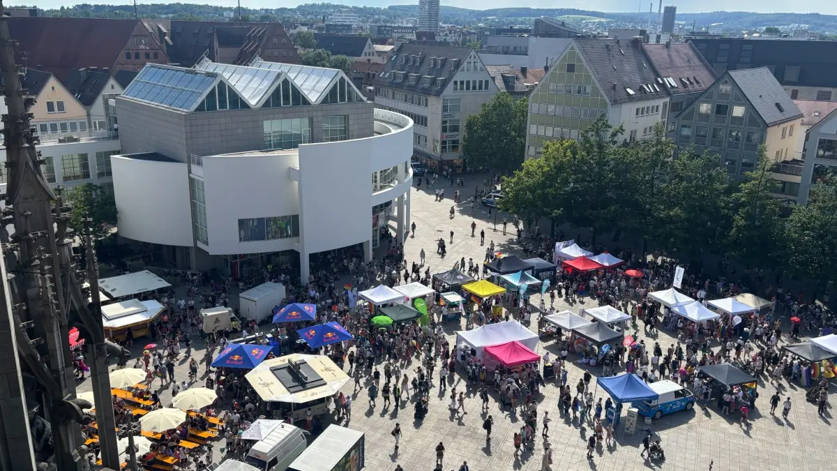 Der Platz füllt sich.