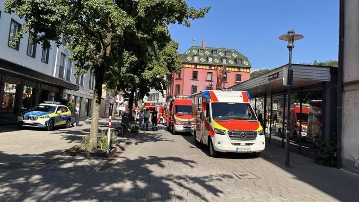 Ein ganzer Löschzug war zum Lotzerhaus ausgerückt: 6 Feuerwehrautos und 28 Feuerwehrler. Auch das DRK war vor Ort.