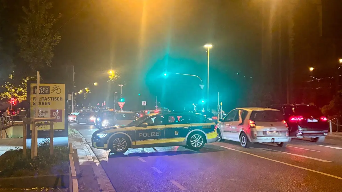 Die Polizei macht die Frauenstraße um kurz vor 1 Uhr dicht.