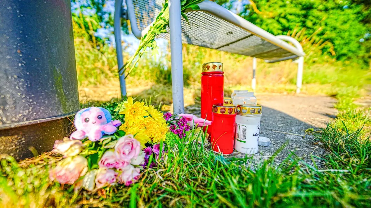 Nach dem Fund eines toten Säuglings in Renningen: 20.06.2026, Baden-Württemberg, Renningen: Kerzen und Blumen sind in der Nähe eines Bachlaufs abgelegt, wo die Leiche eines Babys entdeckt wurde. Mit Dutzenden Suchhunden und Hubschraubern suchte die Polizei seit dem Vortag nach einem Säugling. Foto: Enrique Kaczor/dpa +++ dpa-Bildfunk +++