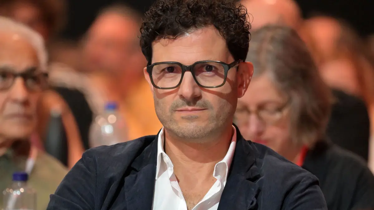 10. Bundesparteitag der Linken: 20.06.2026, Brandenburg, Potsdam: Luigi Pantisano, Bundestagsabgeordneter Die Linke, sitzt beim Bundesparteitag der Linken in der Metropolis Halle in Potsdam.
Schwerpunkte des dreitägigen Parteitages sind die Wahl des Parteivorstandes und die inhaltliche politisch aktuelle Debatte. (zu dpa: «Pantisano greift Merz und die CDU scharf an») Foto: Michael Bahlo/dpa +++ dpa-Bildfunk +++