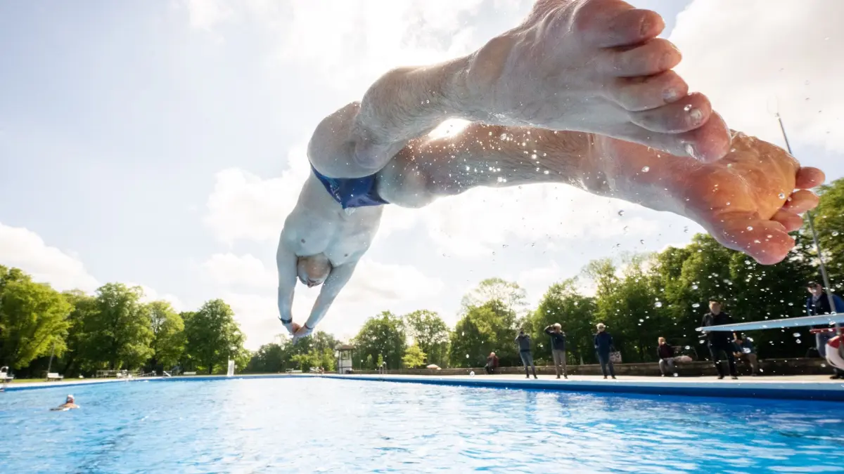 Freibadsaison: ARCHIV - 08.05.2026, Niedersachsen, Hannover: Ein Mann springt zur Eröffnung der Freibadsaison mit einem Kopfsprung ins Becken des Freibades Kleefelder Bad - Annabad. (zu dpa: «Sicherheitskräfte unterstützen Badepersonal in Freibädern») Foto: Julian Stratenschulte/dpa +++ dpa-Bildfunk +++