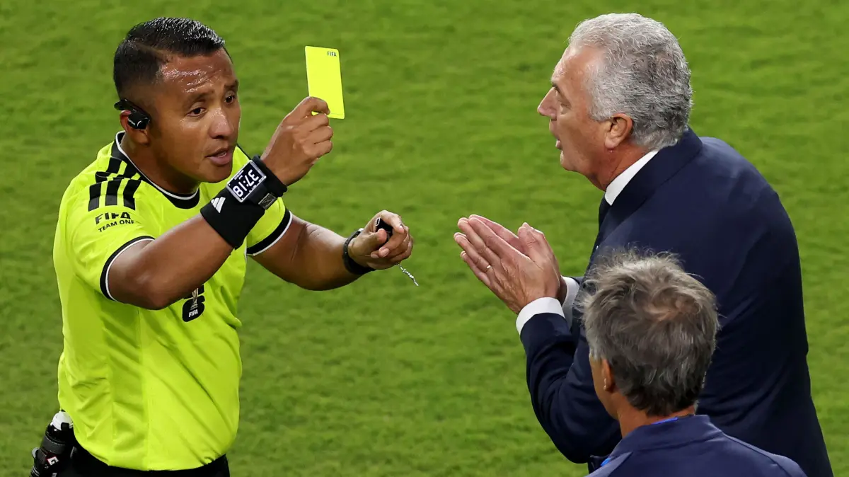 Türkiye v Paraguay: Group D - FIFA World Cup 2026: SANTA CLARA, CALIFORNIA - JUNE 19: Referee Ivan Barton issues a yellow card to Carlos Gonzalez (not pictured) of Paraguay, as Gustavo Alfaro, Head Coach of Paraguay, reacts during the FIFA World Cup 2026 Group D match between Türkiye and Paraguay at San Francisco Bay Area Stadium on June 19, 2026 in Santa Clara, California. Stu Forster/Getty Images/AFP (Photo by Stu Forster / GETTY IMAGES NORTH AMERICA / Getty Images via AFP)