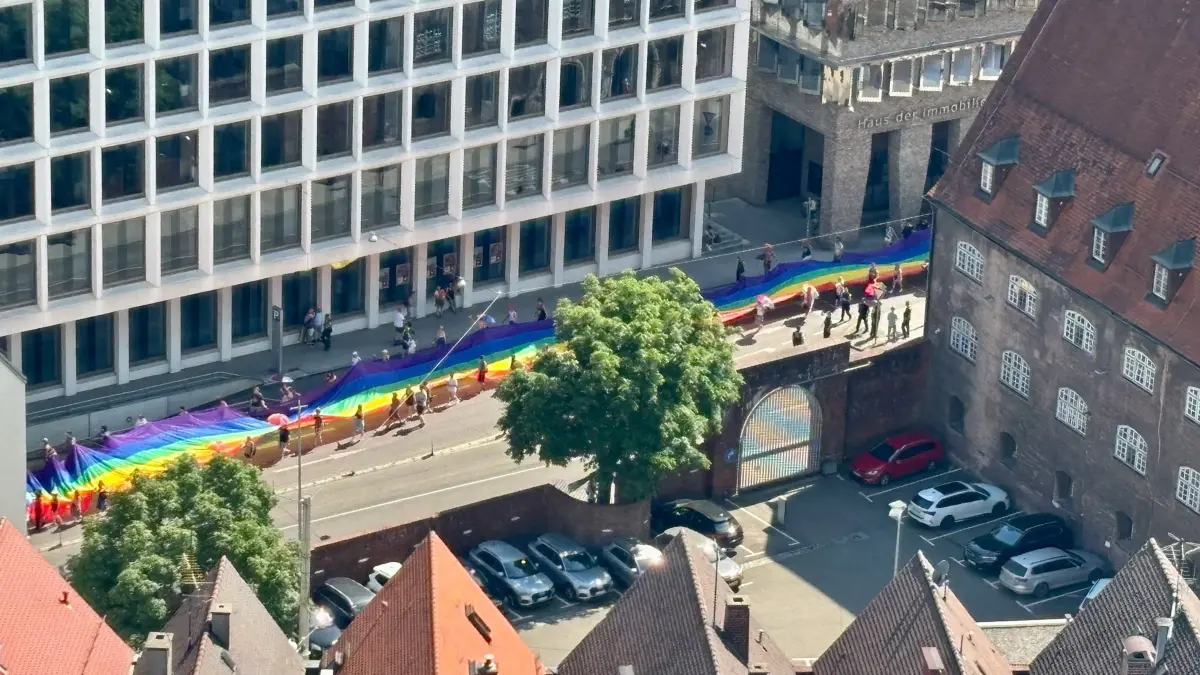 Der CSD Zug kommt jetzt nach knapp zwei Stunden auf dem Münsterplatz an, wo dann die Pride Party steigt